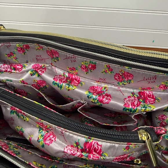 Betsey Johnson black & white shoulder chevron handbag purse with bow accent. - Picture 9 of 13